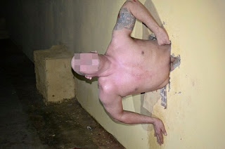 Απόδραση για γέλια - Κρατούμενος σφήνωσε στην τρύπα που έσκαψε - Φωτογραφία 1