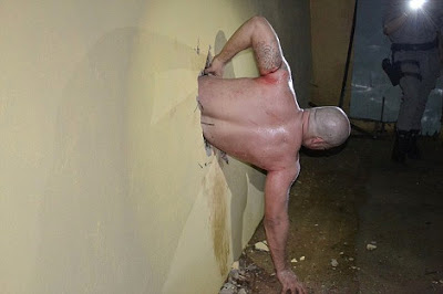 Απόδραση για γέλια - Κρατούμενος σφήνωσε στην τρύπα που έσκαψε - Φωτογραφία 2