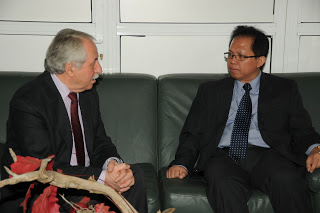 Πάτρα: Συνάντηση Κ.Μπουρδούλη με τον Πρέσβη την Ινδονησίας - Φωτογραφία 1