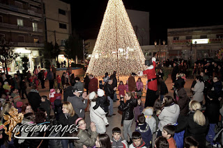 Φωταγωγήθηκε το Χριστουγεννιάτικο Δέντρο στην κεντρική πλατεία Λαγκαδά - Φωτογραφία 1