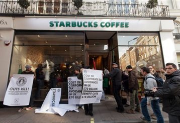 Διαδηλώσεις έξω από καταστήματα της αλυσίδας Starbucks στη Μ.Βρετανία - Φωτογραφία 1