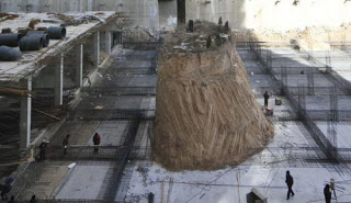 Οι νεκροί πρόγονοι «μπλοκάρουν» ουρανοξύστη - Φωτογραφία 1