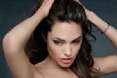 Aντζελίνα Τζολί: Δείτε τη διάσημη σωσία της στην Ελλάδα! [φωτο]