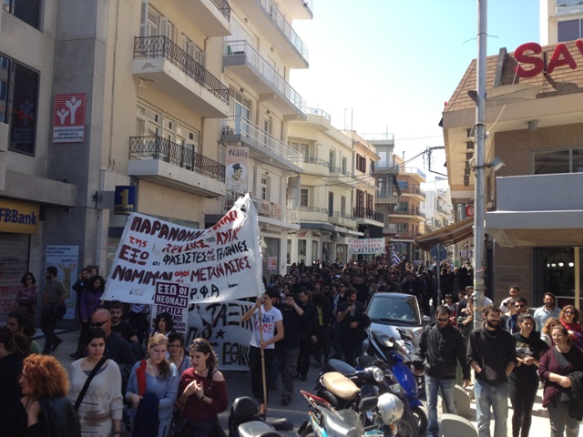 Καρέ- καρέ όλα επεισόδια που αμαύρωσαν την Ιστορία του Ηρακλείου Για πρώτη φορά στην Ιστορία ακυρώθηκε η παρέλαση στο Ηράκλειο! - Φωτογραφία 4