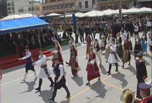 Τρίπολη. Οι μαθητές γύρισαν την πλάτη στους επισήμους - Φωτογραφία 2