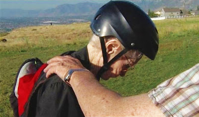 Γιαγιά 101 ετών πετάει με αλεξίπτωτο! - Φωτογραφία 3