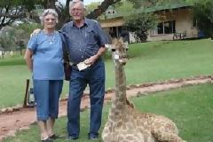 ΦΩΤΟ: Με μία καμηλοπάρδαλη για κατοικίδιο