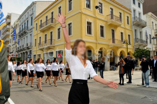 ΦΩΤΟ – Πάτρα: Οι μαθητές… μούτζωσαν την εξέδρα των επισήμων - Φωτογραφία 3