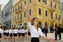 ΦΩΤΟ – Πάτρα: Οι μαθητές… μούτζωσαν την εξέδρα των επισήμων