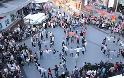 Έλληνες νέοι από την Κύπρο και την Ελλάδα χορεύουν συρτάκι στις πλατείες της Αγγλίας