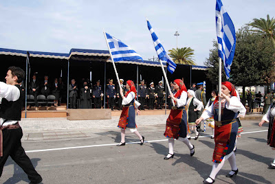 130 χρόνια το Λάβαρο του Παγκαλαβρυτινού ανοίγει την παρέλαση στην Πάτρα - Φωτογραφία 3