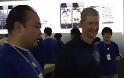 Apple: τι γύρευε ο Tim Cook στην Κίνα;