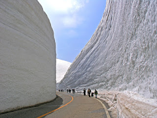 Διασχίζοντας τα τεράστια «τείχη του χιονιού»… - Φωτογραφία 1
