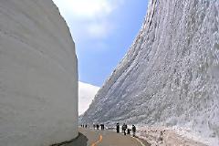 Διασχίζοντας τα τεράστια «τείχη του χιονιού»…