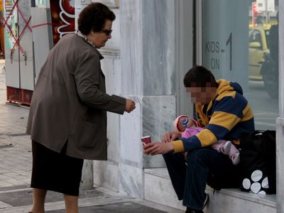 ΦΩΤΟΓΡΑΦΙΕΣ ΠΟΥ ΣΟΚΑΡΟΥΝ: Ζητιανεύει με το μωρό του στην αγκαλιά! - Φωτογραφία 3