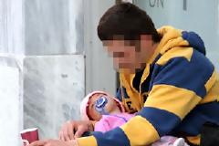 ΦΩΤΟΓΡΑΦΙΕΣ ΠΟΥ ΣΟΚΑΡΟΥΝ: Ζητιανεύει με το μωρό του στην αγκαλιά!