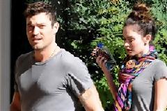 Τραβάει» τα βλέμματα ακόμα και αμακιγιάριστη