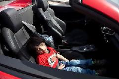 Απίστευτο! Σεϊχης κοιμίζει τον 3χρονο γιό του, μέσα στη Ferrari του! [video]