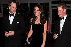 Ο Χάρι ανάμεσα στο πριγκιπικό ζεύγος