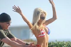 Courtney Stodden επιχειρεί να κάνει rollers σε παραλία του Los Angeles