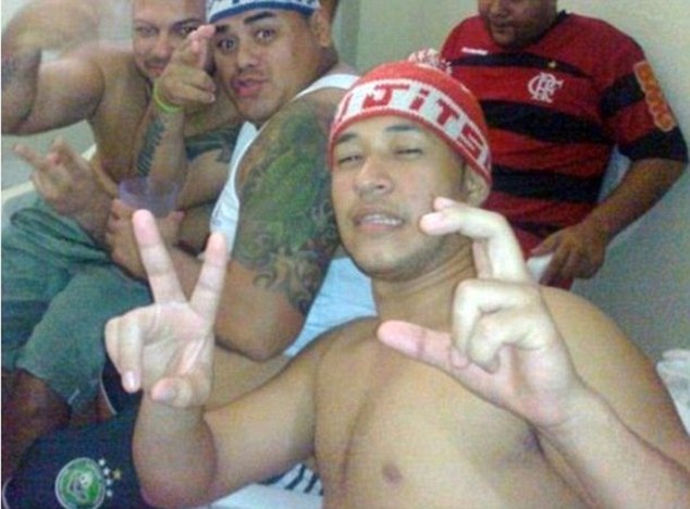 Εγκληματίες έκαναν μπάρμπεκιου στη φυλακή και ανέβασαν τις φωτογραφίες στο Facebook! - Φωτογραφία 3