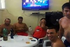 Εγκληματίες έκαναν μπάρμπεκιου στη φυλακή και ανέβασαν τις φωτογραφίες στο Facebook!