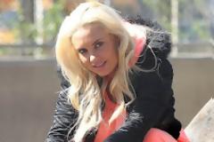 H COCO βγάζει τον σκύλο βόλτα με ροζ κολάν που βγάζει μάτια... (photos)