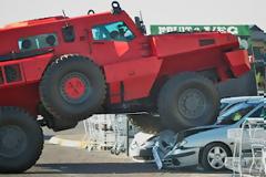 Το όχημα που κάνει το Hammer να φαντάζει «γατάκι» (video & photos)