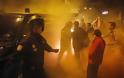 Άγριες συμπλοκές μεταξύ διαδηλωτών και αστυνομίας στην Ισπανία