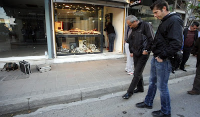 Μάχη ληστών με αστυνομικούς σε κοσμηματοπωλείο - ''Βροχή'' οι σφαίρες από τα καλάσνικοφ των δραστών - Φωτογραφία 2