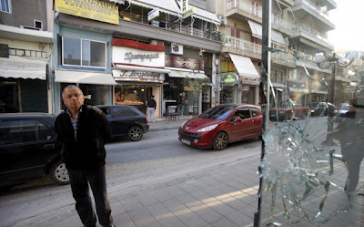 Μάχη ληστών με αστυνομικούς σε κοσμηματοπωλείο - ''Βροχή'' οι σφαίρες από τα καλάσνικοφ των δραστών - Φωτογραφία 4