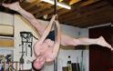 ΑΠΙΣΤΕΥΤΟ: Ένας 53χρονος pole dancer... τα δίνει όλα!