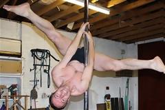 ΑΠΙΣΤΕΥΤΟ: Ένας 53χρονος pole dancer... τα δίνει όλα!