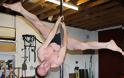 ΑΠΙΣΤΕΥΤΟ: Ένας 53χρονος pole dancer... τα δίνει όλα! - Φωτογραφία 2