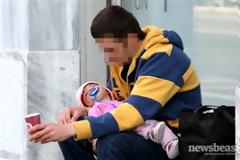 Ζητιανεύει με το μωρό του στην αγκαλιά!