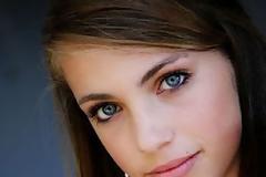 Πανέμορφο κορίτσια με γαλάζια μάτια που ζαλίζουν..!