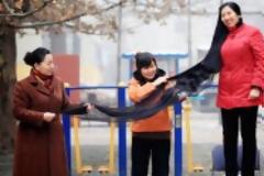 Τα μαλλιά της έχουν μήκος 2,53 μέτρων και ζητά απ’τις γειτόνισσες να την χτενίσουν!