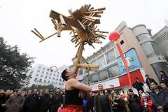 Εξισορρόπησε 23 παγκάκια με τα δόντια του!