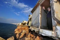 Η θάλασσα «κατάπιε» τις αυλές των σπιτιών