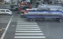 ΒΙΝΤΕΟ ΣΟΚ: Σοβαρό τροχαίο με μοτοσικλετιστή που τον πάτησε φορτηγό! (VID)