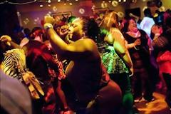 Σ' αυτό το club τρώνε... πόρτα οι αδύνατες