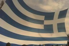 ΣΗΚΩΣΑΝ ΕΛΛΗΝΙΚΗ ΣΗΜΑΙΑ ΕΝΟΣ ΣΤΡΕΜΜΑΤΟΣ ΓΙΑ ΤΗΝ ΕΠΕΤΕΙΟ ΤΗΣ ΕΝΑΡΞΗΣ ΤΟΥ ΑΓΩΝΑ ΤΗΣ ΕΟΚΑ!