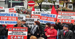 Τίρανα: Διαμαρτυρία αλβανοτσάμηδων έξω απ' την Ελληνική Πρεσβεία - Φωτογραφία 1