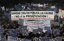 Χιλιάδες γιατροί και νοσηλευτές διαδήλωσαν στη Μαδρίτη ενάντια στις περικοπές - Φωτογραφία 1