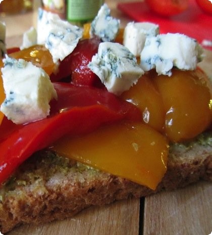 Ανοιχτό Sandwich με πιπεριές και λιωμένο τυρί - Φωτογραφία 1