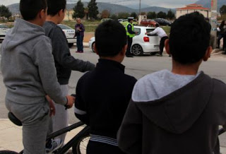 Ρόδος: Μαθητές ζητούν την επιστροφή των Ρομά συμμαθητών τους - Φωτογραφία 1