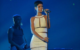 Τα έδωσε όλα στη σκηνή η Rihanna - Φωτογραφία 1