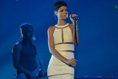 Τα έδωσε όλα στη σκηνή η Rihanna