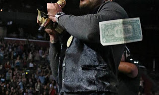 Τραγουδιστής μοίρασε χρήματα σε συναυλία του! - Φωτογραφία 1
