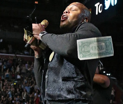 Τραγουδιστής μοίρασε χρήματα σε συναυλία του! - Φωτογραφία 2